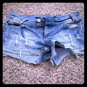 DISTRESSED JEAN SHORTS